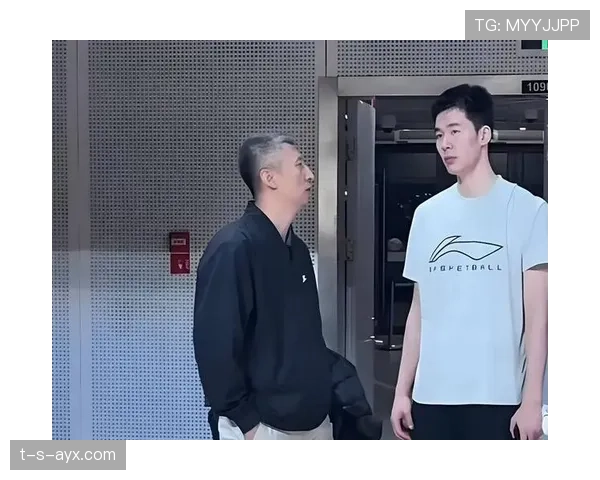 郭昊文训练室外跟教练聊啥呢，这架势跟明星私下见面似的？